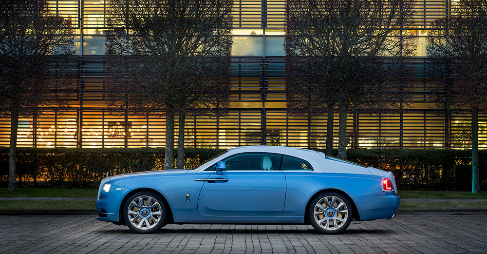 Rolls-Royce украсил автомобиль Falcon Wraith самой сложной вышивкой в истории